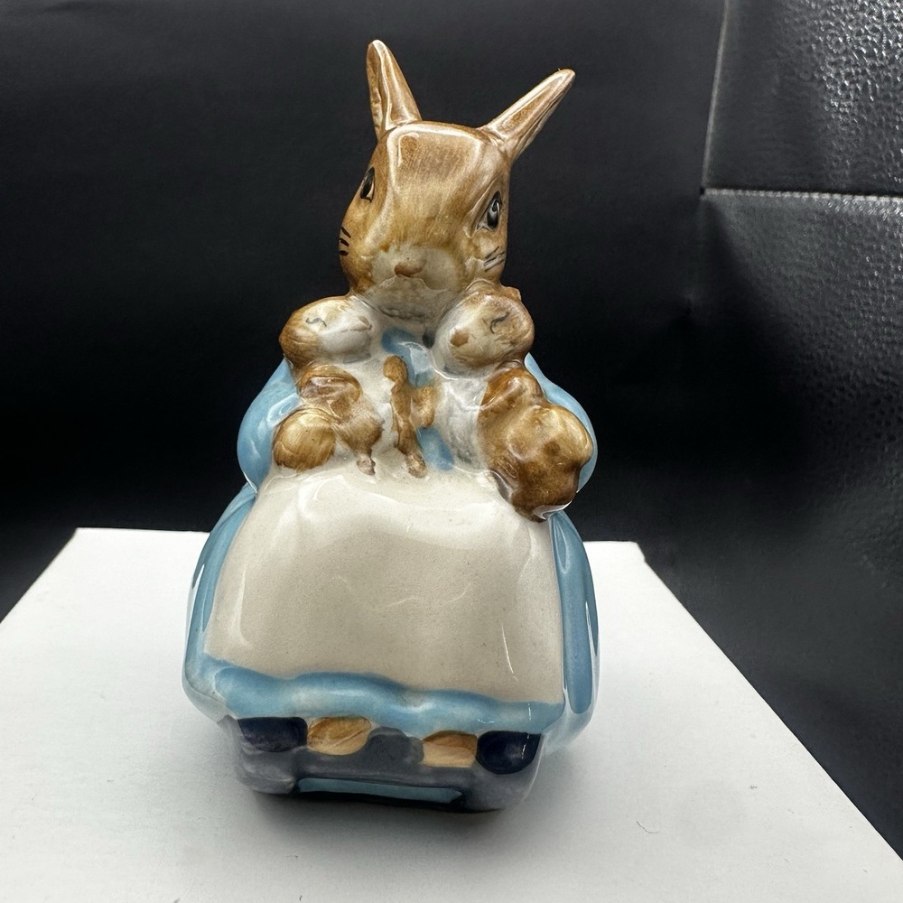 Vintage Beatrix Potter Mrs. Rabbit and Bunnies 1976 Beswick England Figurine